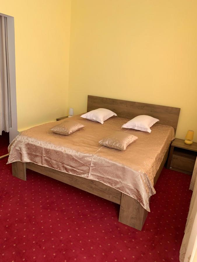 Hotel Rares Botoşani Esterno foto